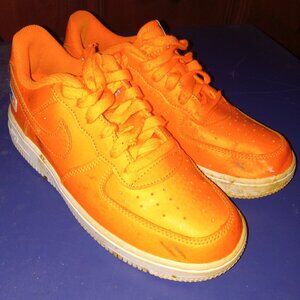 Orange Nikes sz. 3Y